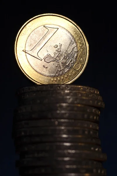 Una Moneda Euro Enfrenta Una Pila Monedas Euro —  Fotos de Stock