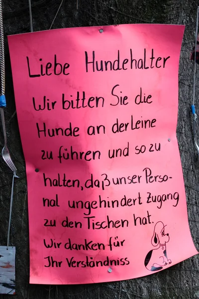 Вывеска Держать Собак Собаками — стоковое фото