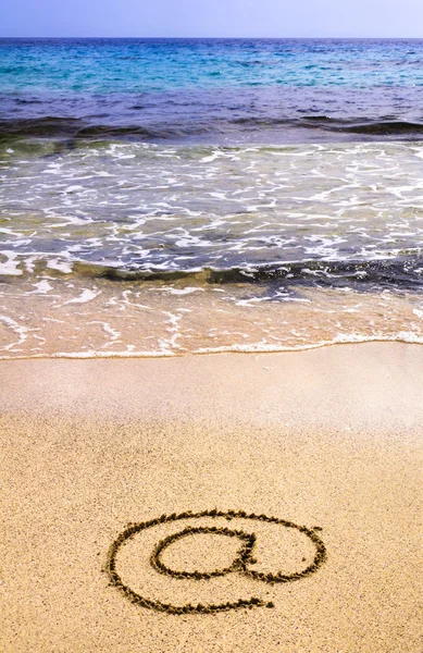 Am Schild in den Sand gezeichnet — Stockfoto