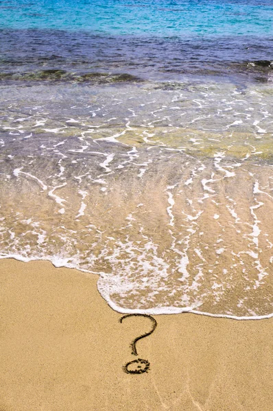 Segno di punto interrogativo in spiaggia di sabbia — Foto Stock