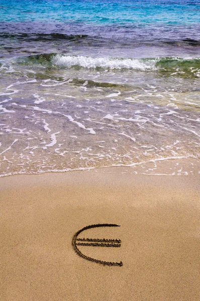 모래 속에 있는 유로 표지 — 스톡 사진