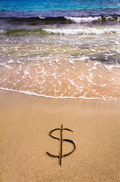 Dollartecken i sanden spolas bort — Stockfoto