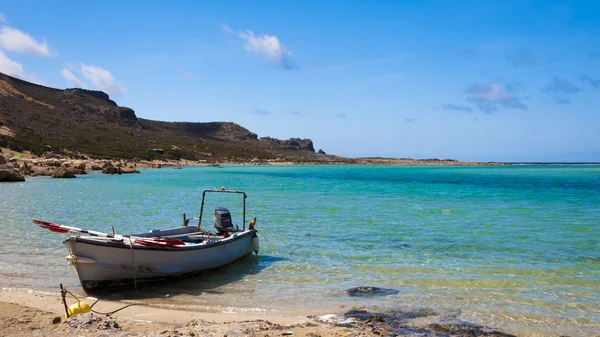 Barco de pesca en la playa de Balos, isla de Creta, Grecia — Foto de Stock