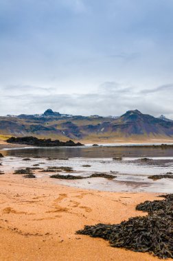 budir - snaefellsnes Yarımadası'nda küçük bir kasaba yakınlarında İzlanda siyah voulcanic taşlarla kum plaj