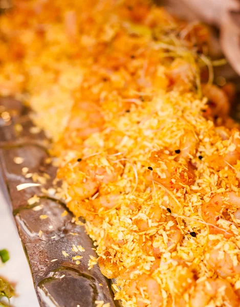 Fried prawns salad with sesame seeds — Stock Photo, Image