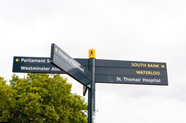 Londra, İngiltere'de sokakların çeşitli yönlere işaret tabelasını