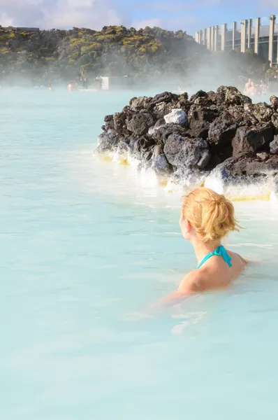 美丽的年轻女子，在蓝色泻湖地热温泉，冰岛 — 图库照片