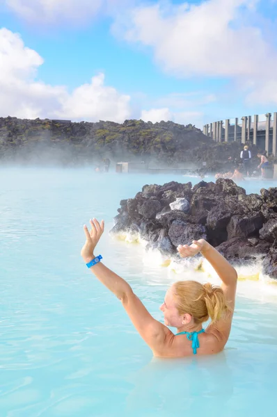 Piękna młoda kobieta wiosną geotermalne Błękitna Laguna, Islandia — Zdjęcie stockowe