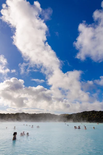 Blue Lagoon - célèbre spa islandais et centrale géothermique — Photo