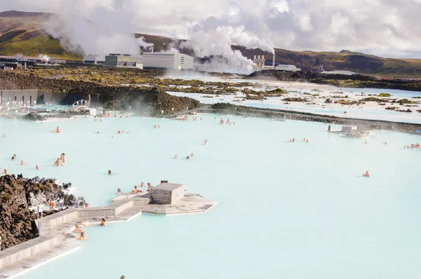 Blue Lagoon - célèbre spa islandais et centrale géothermique — Photo