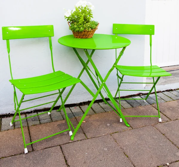 Mesa de café verde brillante y sillas en Reykjavik Islandia —  Fotos de Stock