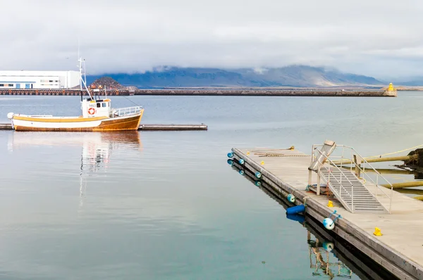 Barco em Reykjavik Harbor — Fotografia de Stock
