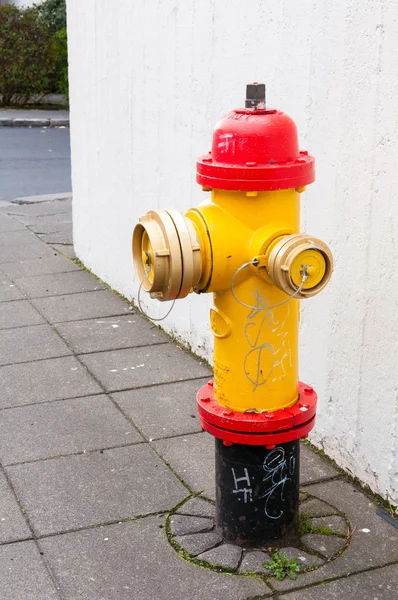 Пожежний гідрант на тротуарі — стокове фото