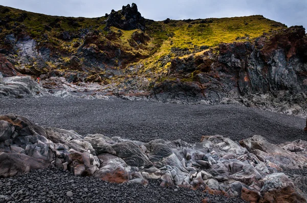 Praia islandesa com rochas de lava negra, Península de Snaefellsnes, Islândia — Fotografia de Stock