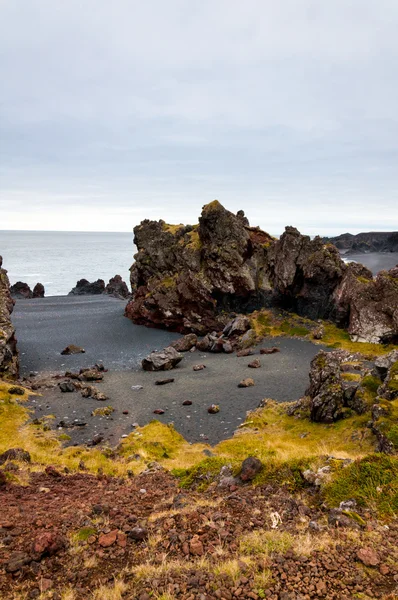 Praia islandesa com rochas de lava negra, Península de Snaefellsnes, Islândia — Fotografia de Stock