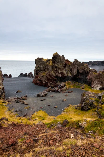 Islandská pláž s černými lávovými skalami, poloostrov Snaefellsnes, Island — Stock fotografie