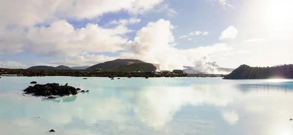 Blue Lagoon - słynne islandzkie uzdrowisko i elektrownia geotermalna (zdjęcie panoramiczne) — Zdjęcie stockowe