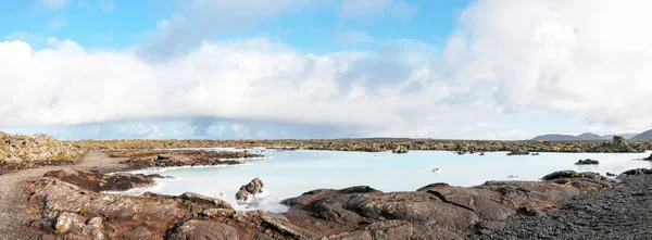 Blue Lagoon - berömt isländskt spa och geotermiskt kraftverk (panoramabild) — Stockfoto