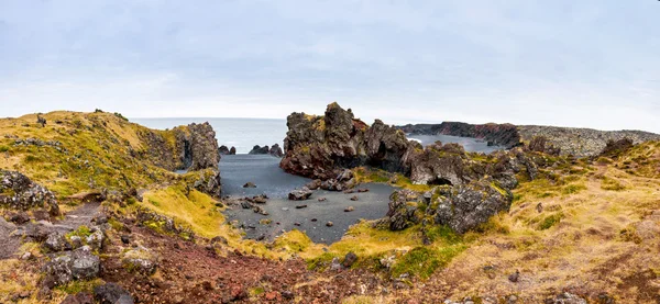 Praia islandesa com rochas de lava negra, Península de Snaefellsnes, Islândia — Fotografia de Stock