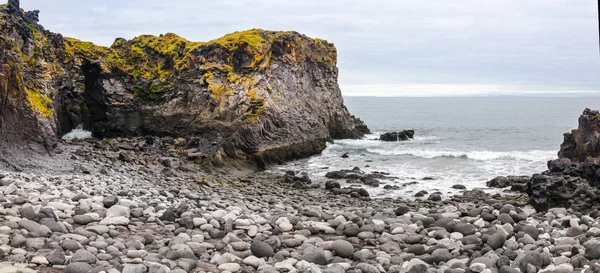 Spiaggia islandese con rocce laviche nere, penisola di Snaefellsnes, Islanda — Foto Stock