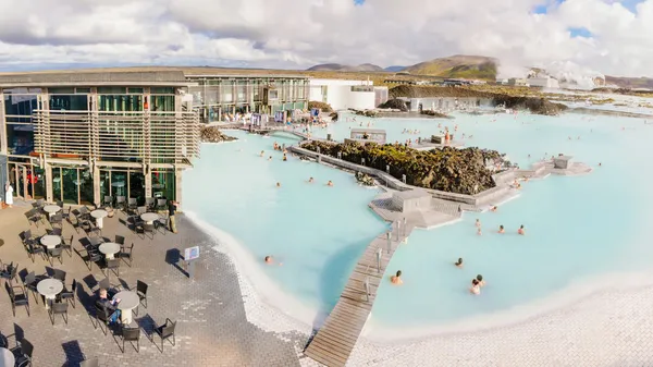 Blauwe lagune - beroemde IJslandse spa en aardwarmte centrale (panoramisch beeld) Stockfoto