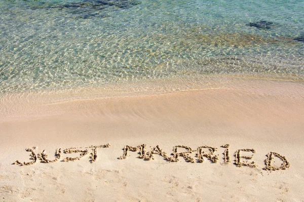 Appena Sposato scritto in sabbia su una bellissima spiaggia — Foto Stock