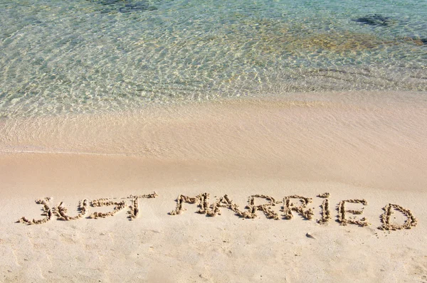 Acabo de casarme escrito en arena en una hermosa playa — Foto de Stock