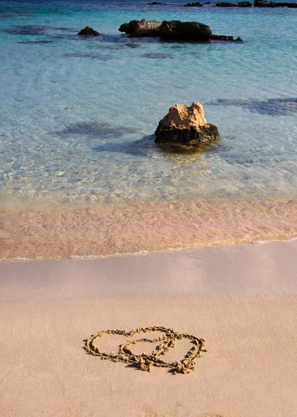 Deux cœurs dessinés dans le sable sur une belle plage — Photo