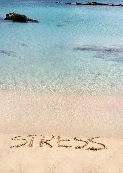 Mot Stress écrit sur le sable, emporté par les vagues, concept relax — Photo