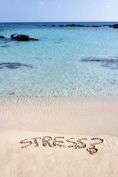 Mot stress écrit sur le sable, avec un point d'interrogation, concept relax — Photo