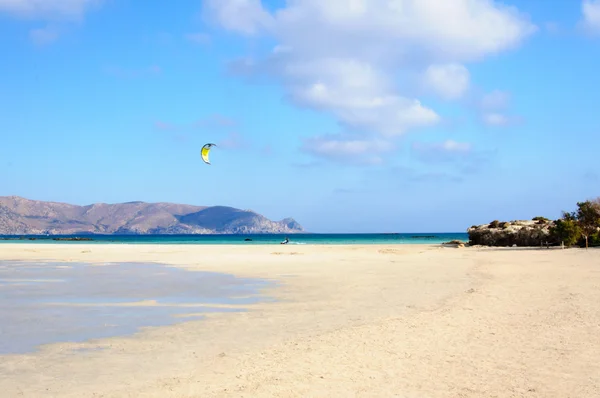 Playa de Elafonissi, con arena blanca rosada y agua turquesa, isla de Creta, Grecia — Foto de Stock