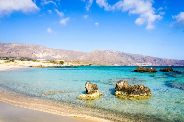 ピンクがかった白い砂浜とターコイズ ブルーの水、クレタ島、ギリシャの elafonissi ビーチ — ストック写真