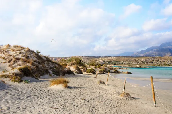 Elafonissi beach, pembemsi beyaz kum ve turkuaz su, Girit Adası, Yunanistan — Stok fotoğraf
