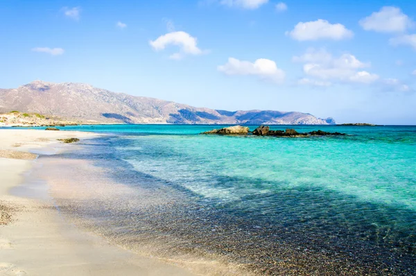 Playa de Elafonissi, con arena blanca rosada y agua turquesa, isla de Creta, Grecia — Foto de Stock