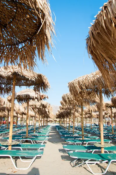 Sonnenschirme und Liegestühle am elafonissi Strand — Stockfoto