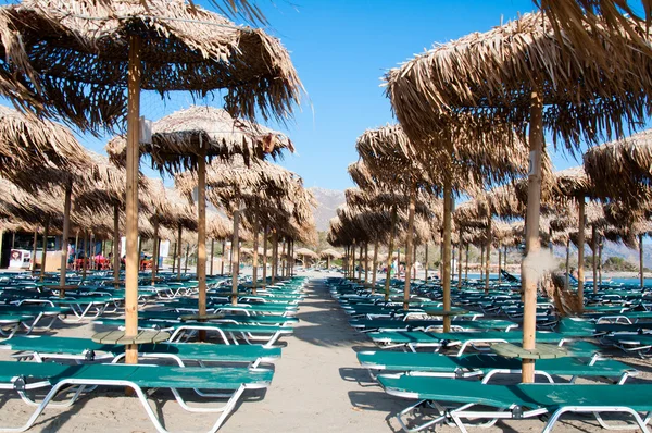 Parapluies et chaises longues sur la plage d'Elafonissi, Crète, Grèce — Photo