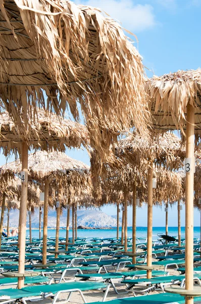 Esernyők és napozóágyak az Elafonissi strandon, Kréta, Görögország — Stock Fotó