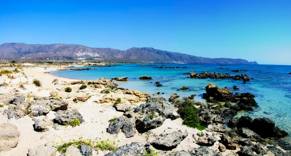 ピンクがかった白い砂浜とターコイズ ブルーの水、クレタ島、ギリシャの elafonissi ビーチ — ストック写真