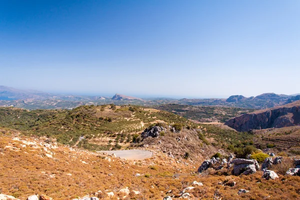 Serpentine road en la isla de Creta, Grecia, con olivos —  Fotos de Stock