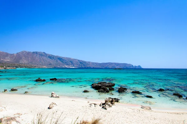 Plaża Elafonissi, różowo biały piasek i turkus wody, wyspa Kreta, Grecja — Zdjęcie stockowe