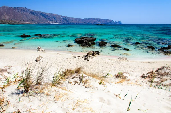 ピンクがかった白い砂浜とターコイズ ブルーの水、クレタ島、ギリシャの elafonissi ビーチ — ストック写真