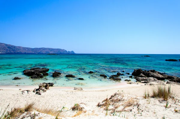 ピンクがかった白い砂浜とターコイズ ブルーの水、クレタ島、ギリシャの elafonissi ビーチ — ストック写真