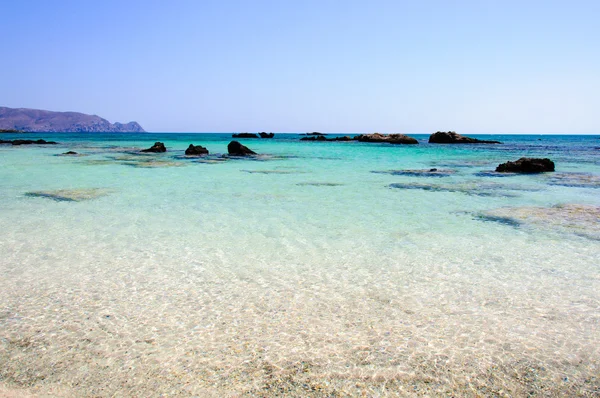 Elafonissi beach, med rosa vit sand och turkosblått vatten, Kreta, Grekland — Stockfoto