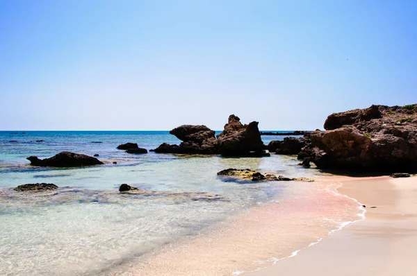 Elafonissi beach, med rosa vit sand och turkosblått vatten, Kreta, Grekland — Stockfoto