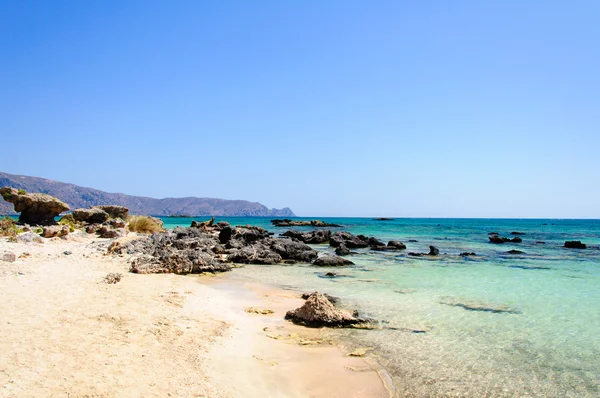 ピンクがかった白い砂浜とターコイズ ブルーの水、クレタ島、ギリシャの elafonissi ビーチ — ストック写真