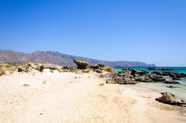 Playa de Elafonissi, con arena blanca rosada y agua turquesa, isla de Creta, Grecia — Foto de Stock