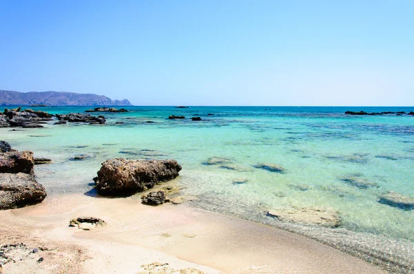 ピンクがかった白い砂浜とターコイズ ブルーの水、クレタ島、ギリシャの elafonissi ビーチ — ストック写真