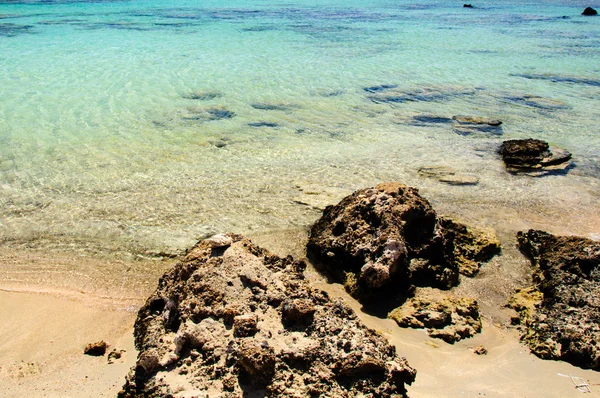 Elafonissi beach, pembemsi beyaz kum ve turkuaz su, Girit Adası, Yunanistan — Stok fotoğraf