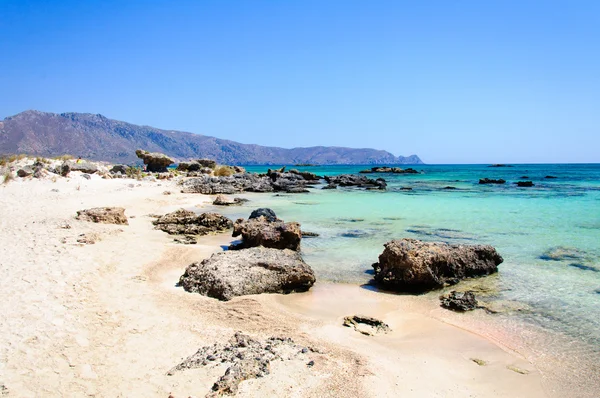 Elafonissi beach, med rosa vit sand och turkosblått vatten, Kreta, Grekland — Stockfoto