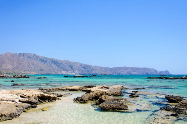 หาดเอลฟอนซิสซิส มีทรายสีชมพูขาว และน้ําเทอร์ควอยส์ เกาะครีต กรีก — ภาพถ่ายสต็อก